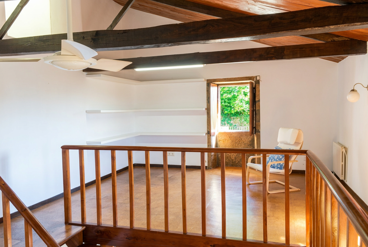 Estancia con ventana al jardín y vigas de madera