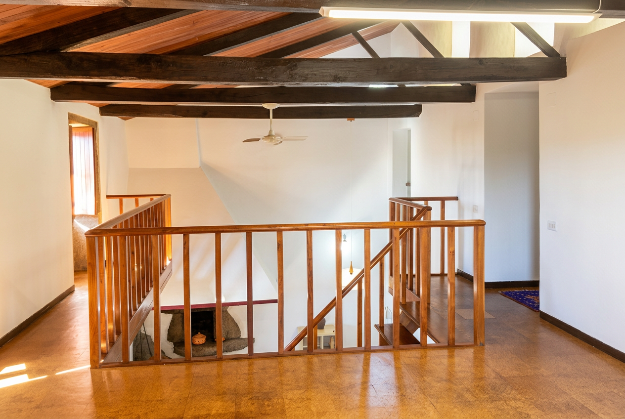 Altillo con vigas de madera oscura y techo abuhardillado